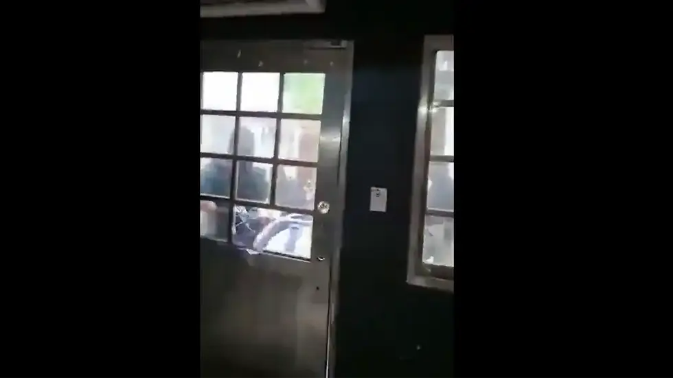 Dos sujetos armados ingresaron a golpes a la vivienda de la periodista Roxana Berenice Guzmán. Foto: Redes Sociales.