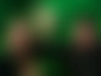Ruth González y Ricardo Gallardo posan en primer plano sobre un fondo teñido de verde; sus rostros y las manos entrelazadas se destacan en color normal