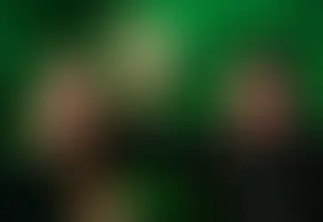 Ruth González y Ricardo Gallardo posan en primer plano sobre un fondo teñido de verde; sus rostros y las manos entrelazadas se destacan en color normal