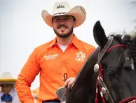 Samuel García, gobernador de Nuevo León, montando a caballo.