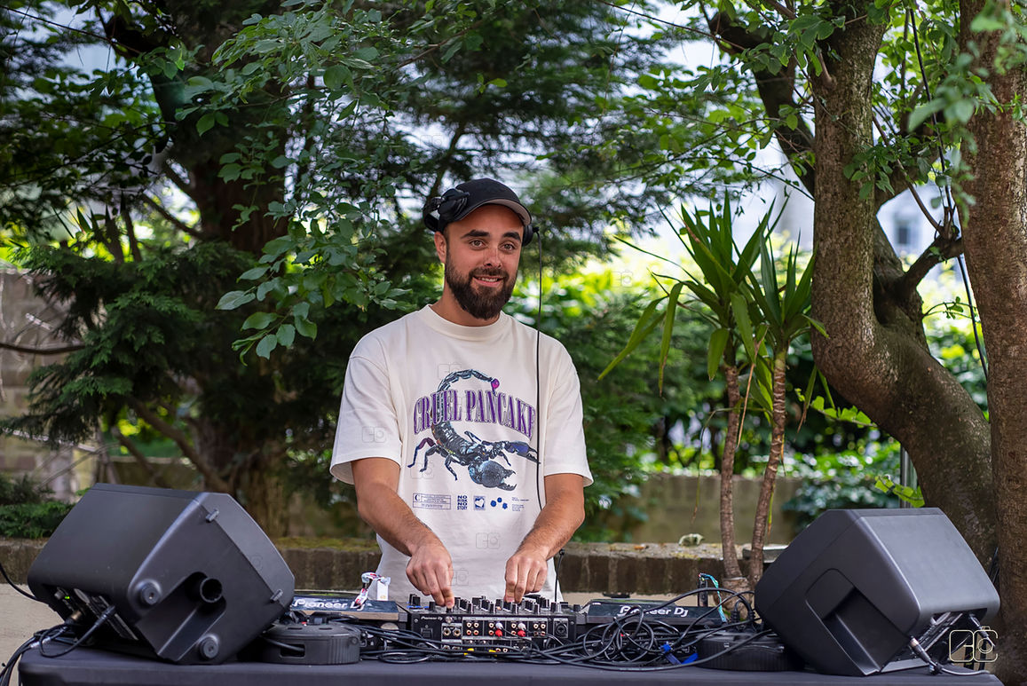 Fête de la musique - Bertrand Capture - 2022 - dj  - table de mixage - terrasse - bar - régie dj - nature