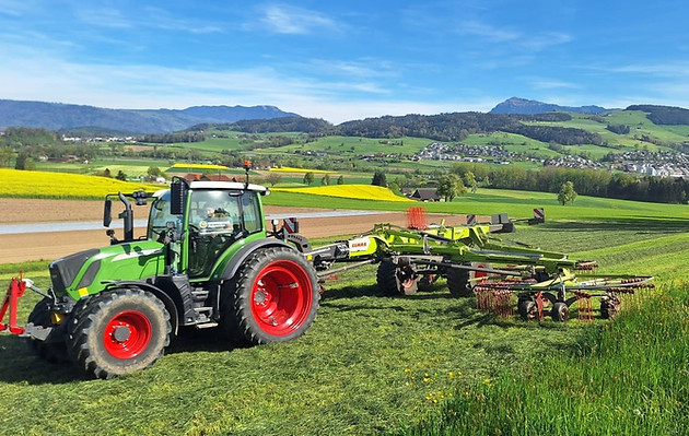 Fendt 313 mit Claas Schwader 710mm Bereifung