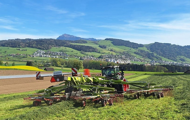 Fendt 313 mit Claas Schwader 710mm Bereifung