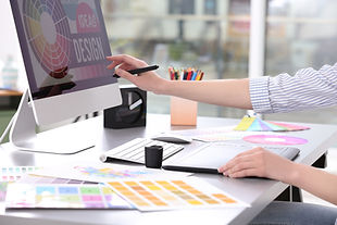 Grafikdesignerin bearbeitet "Your Design" am Computer