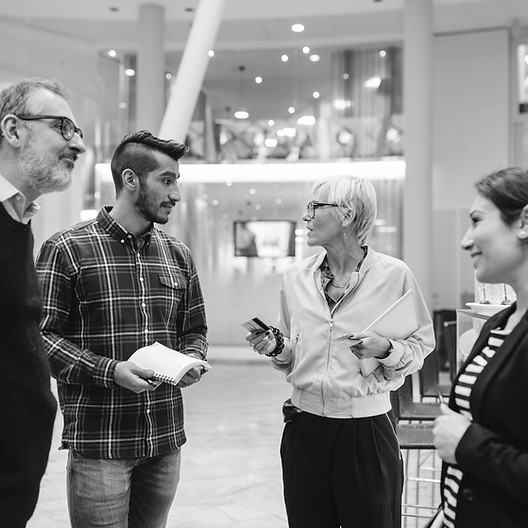 Eine Gruppe von Mitarbeitern betreibt Networking für gute Mitarbeiterbindung