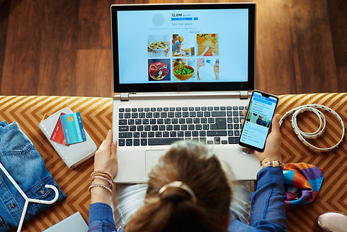 Frau shoppt online mit Laptop und Smartphone