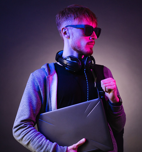 arbeit ki junger mann laptop, kopfhörer und brille