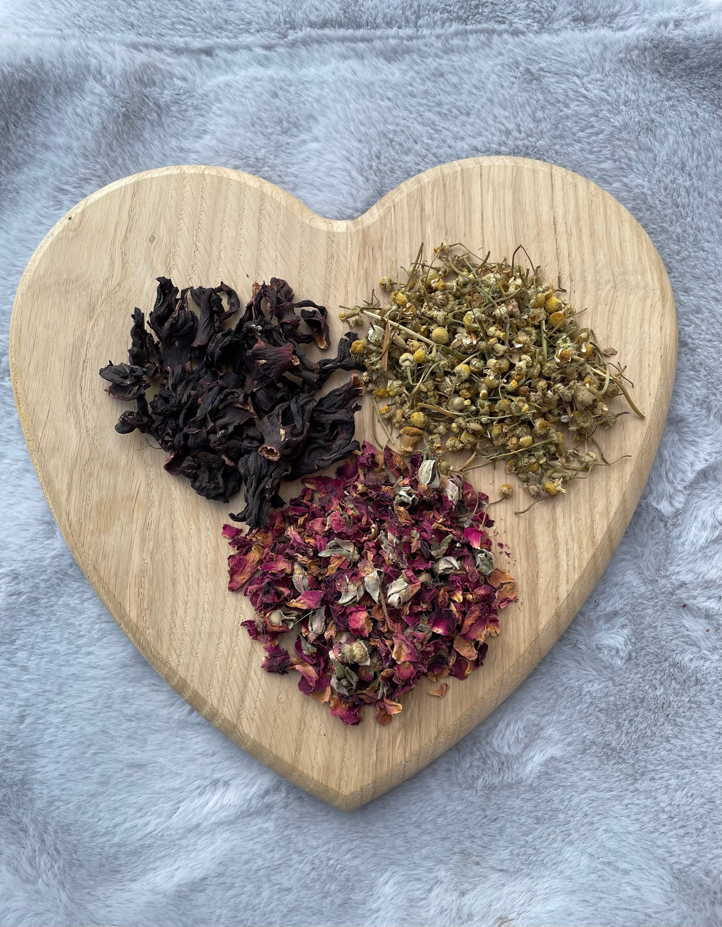 naturally dried hibiscus flowers, chamomile flowers and rose flowers small animal forage mix