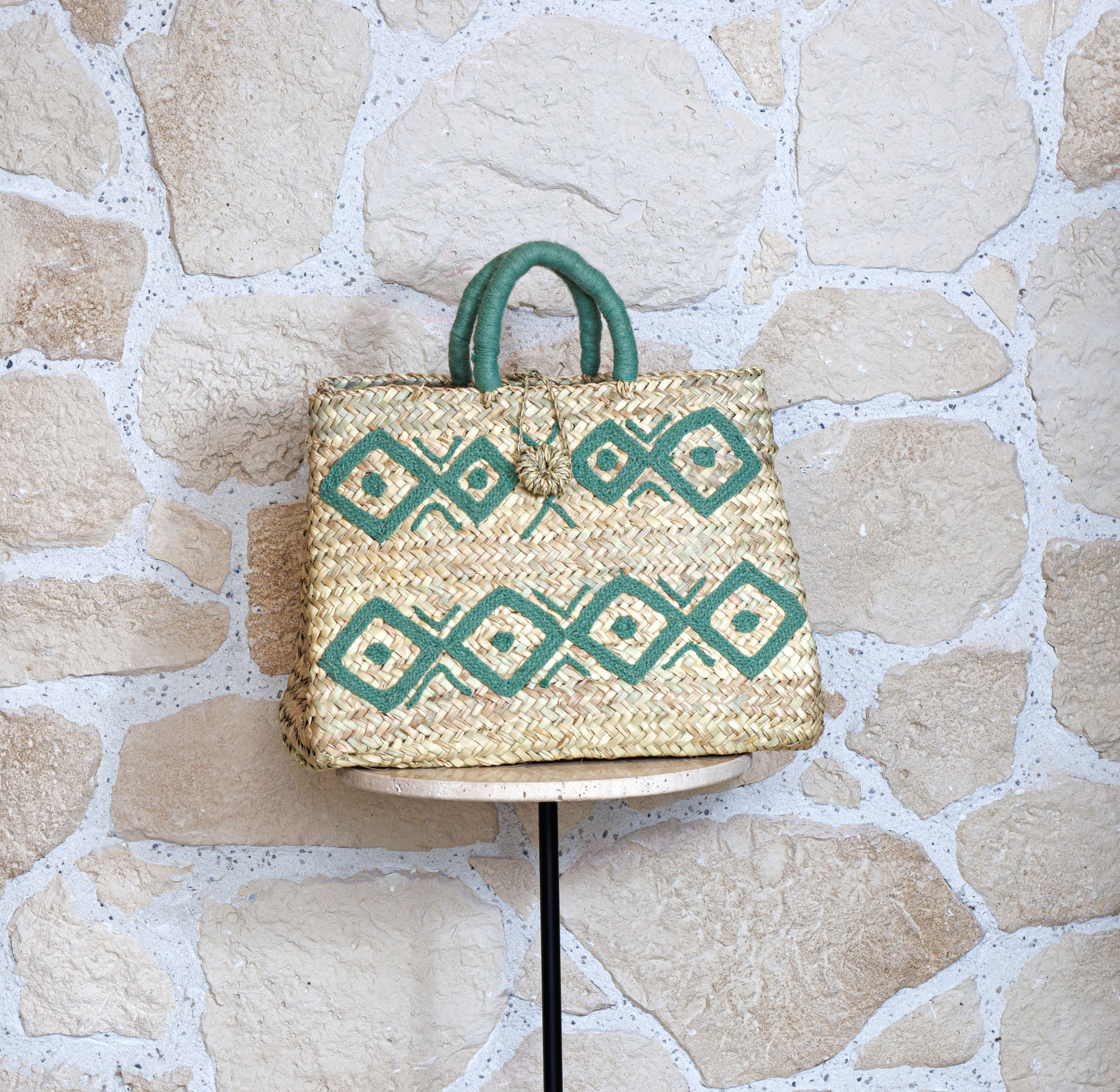 Panier en feuille de palmier tressé à motifs berbères