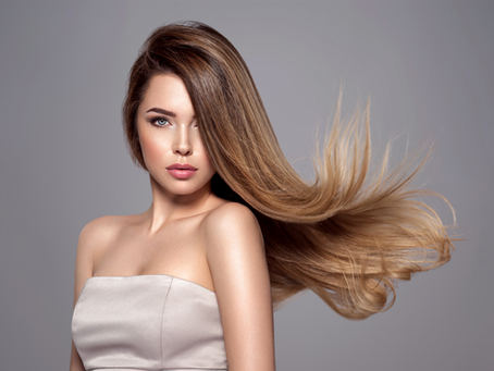 mujer de cabello fino rubio con el pelo volando