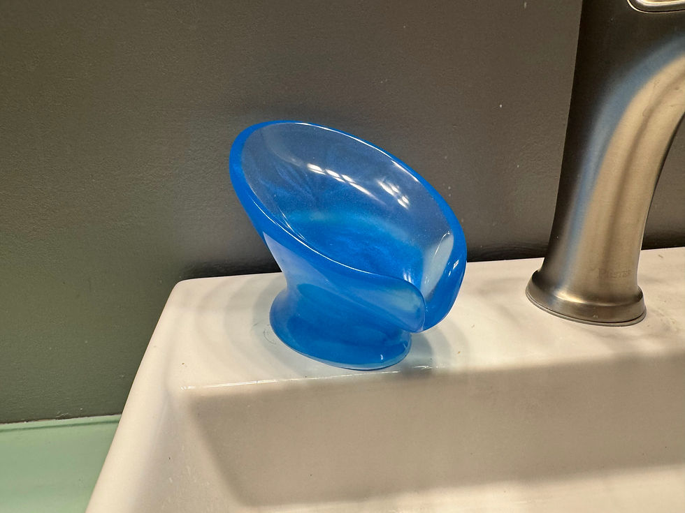 Miniatura: Blue seashell-shaped soap dish on sink