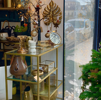 vitrine boutique maison du coin de la rue