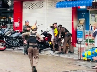 Семь французских туристов задержаны в Патонге из-за нарушений во время Сонгкрана