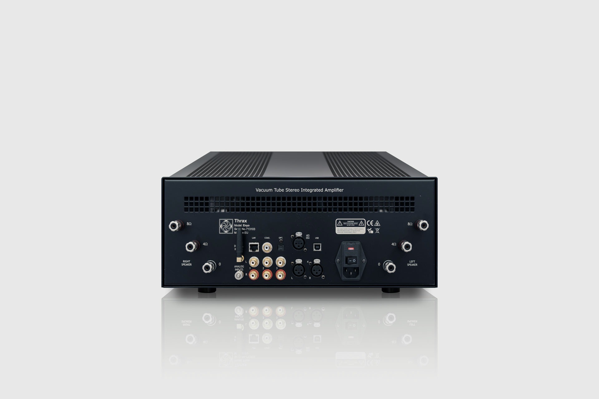Mặt sau Thrax ENYO với cổng analog, digital và cọc loa