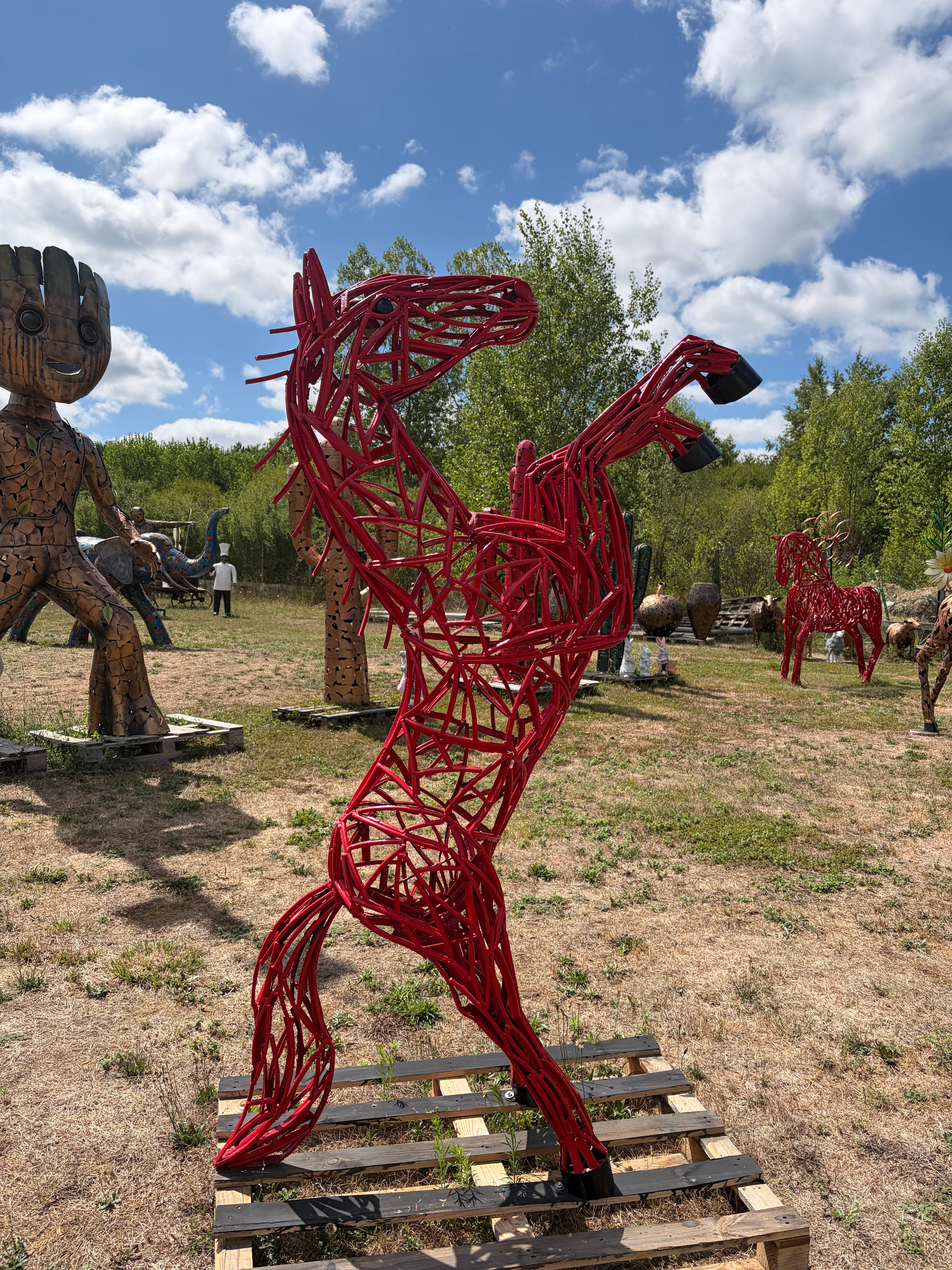 Cheval rouge sur deux pattes en métal