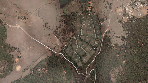 Ubicado en un punto privilegiado de Tapalpa, Jalisco, enclavado en el bosque, éste master plan campestre residencial de 47 has. cuenta con 36 unidades. Se priorizó la privacidad y la búsqueda de una urbanización de bajo impacto, estableciendo una baja densidad y respetar lo máximo posible la vegetación existente.
