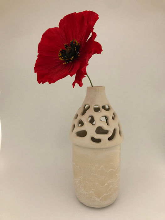 Vase à fleurs tourné en grès blanc et ajouré. Céramique artisanale