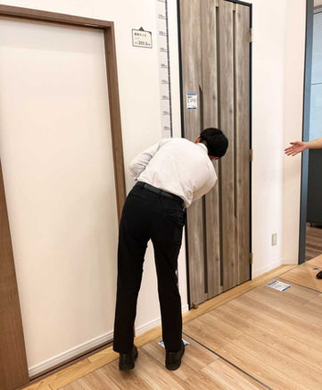 建具設置のための採寸をする新入社員