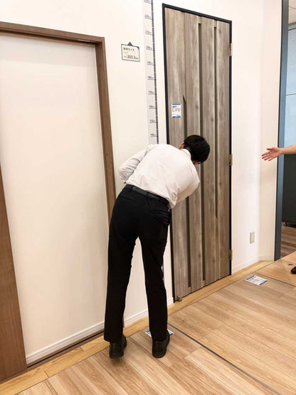建具設置のための採寸をする新入社員