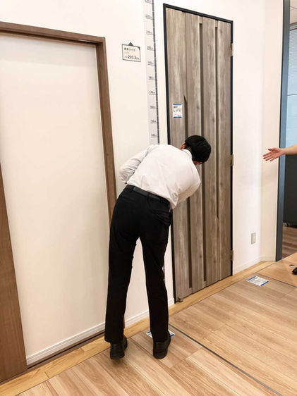 建具設置のための採寸をする新入社員