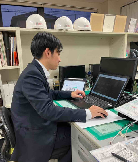新入社員が配属先決定のため店舗で研修を行う様子