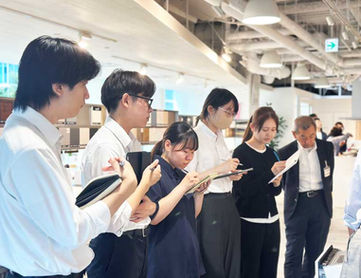 商品の解説を聞く新入社員