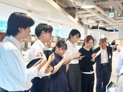 商品の解説を聞く新入社員