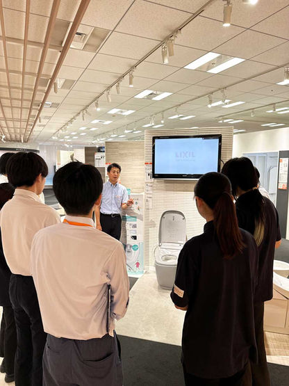 トイレの設置用採寸を学ぶ新入社員