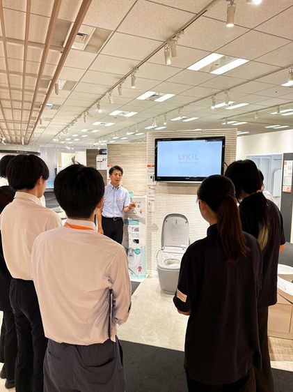 トイレの設置用採寸を学ぶ新入社員