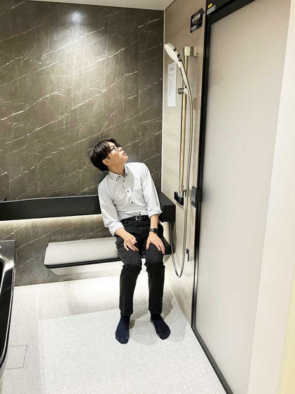 浴室の構造を学ぶ新入社員