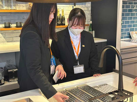 キッチンの機能を学ぶ新入社員