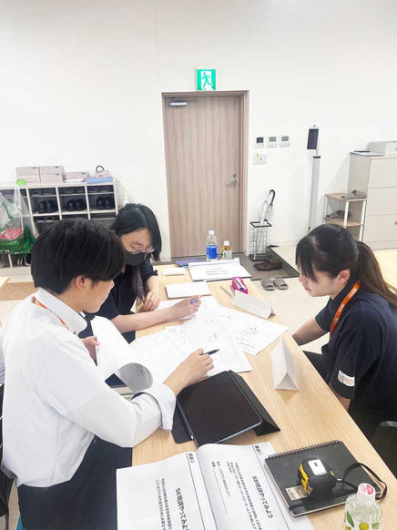 研修内容についてのディスカッションをする新入社員