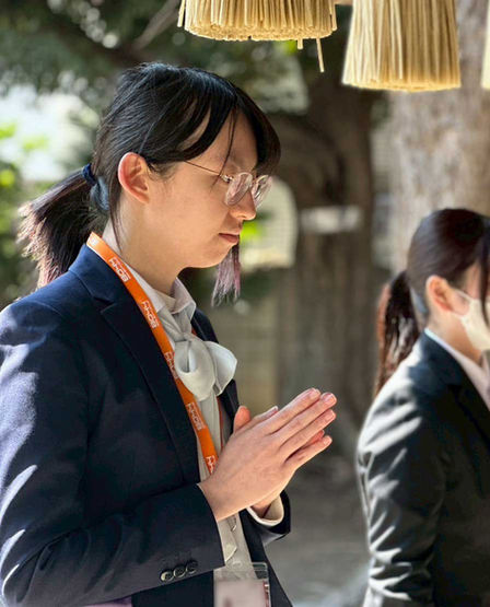 竹の塚神社で手を合わせる新入社員