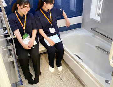 浴室の構造を学ぶ新入社員