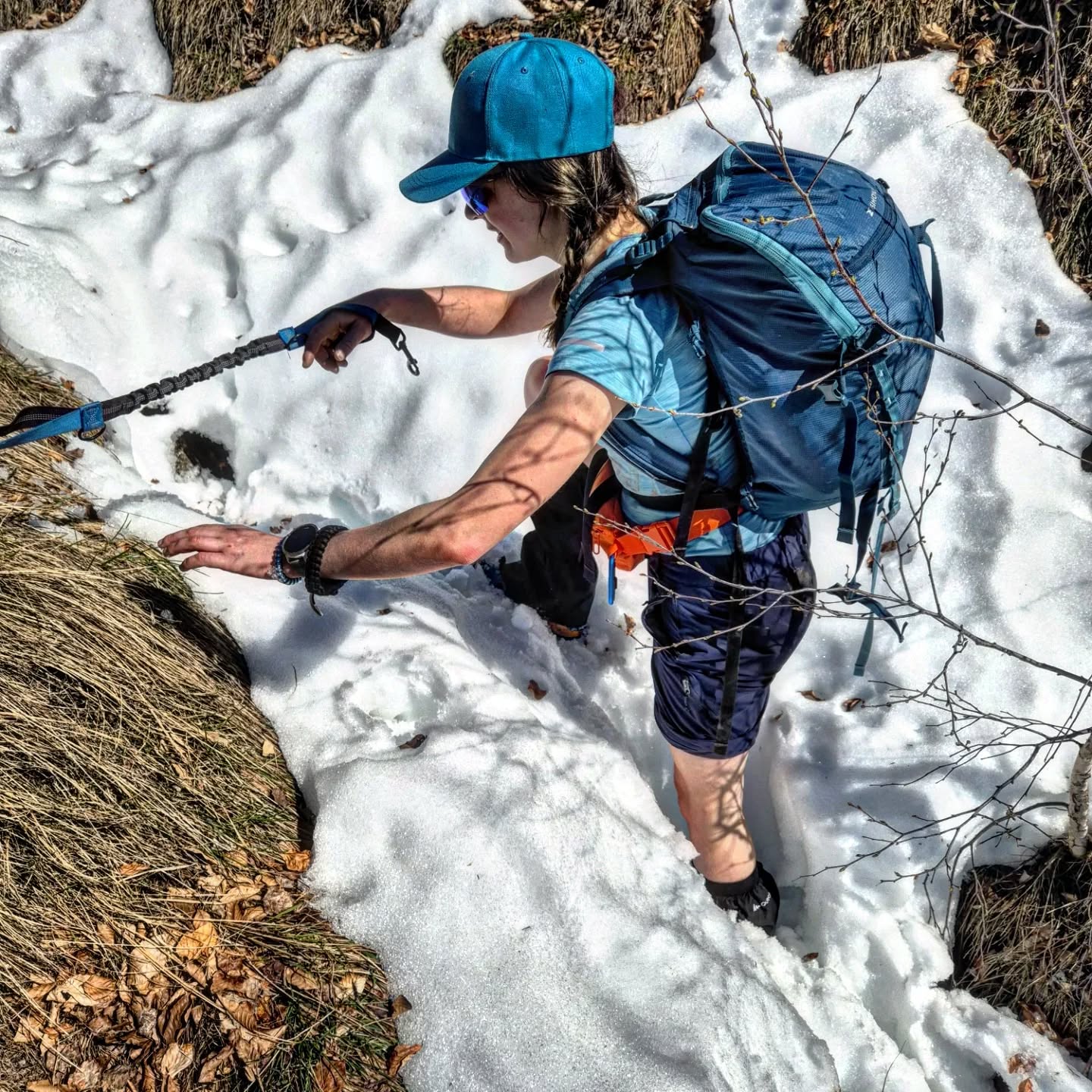 Alessia Masciocchi sulla lingua di neve durante escursione in montagna con fibromialgia al Monte Nudo