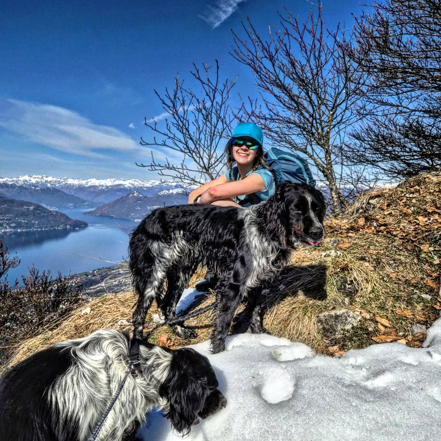 Alessia Masciocchi e Rein sulla neve del Monte Nudo con panorama sul Lago Maggiore lato svizzero, escursione in montagna con fibromialgia