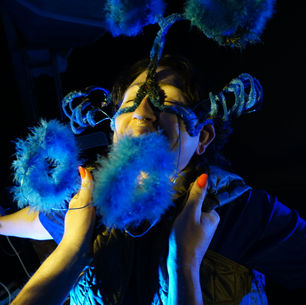 "Epistolario para una Futurología Travesti" llega al Teatro del Puente: una escena performativa para imaginar la vejez trans y no binarie