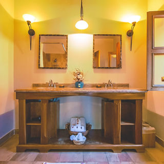 Garden, Rooftop & Romantic Handcrafted Stone Cottage Bathroom