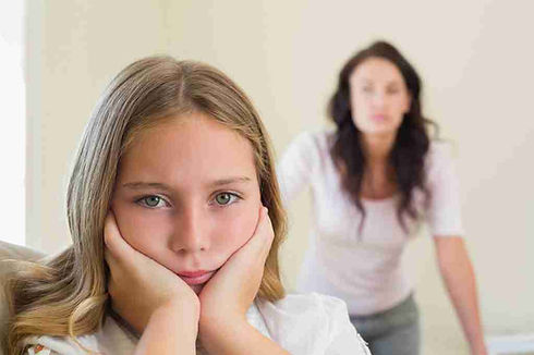 newsletter-sad-girl-with-mother-in-backg