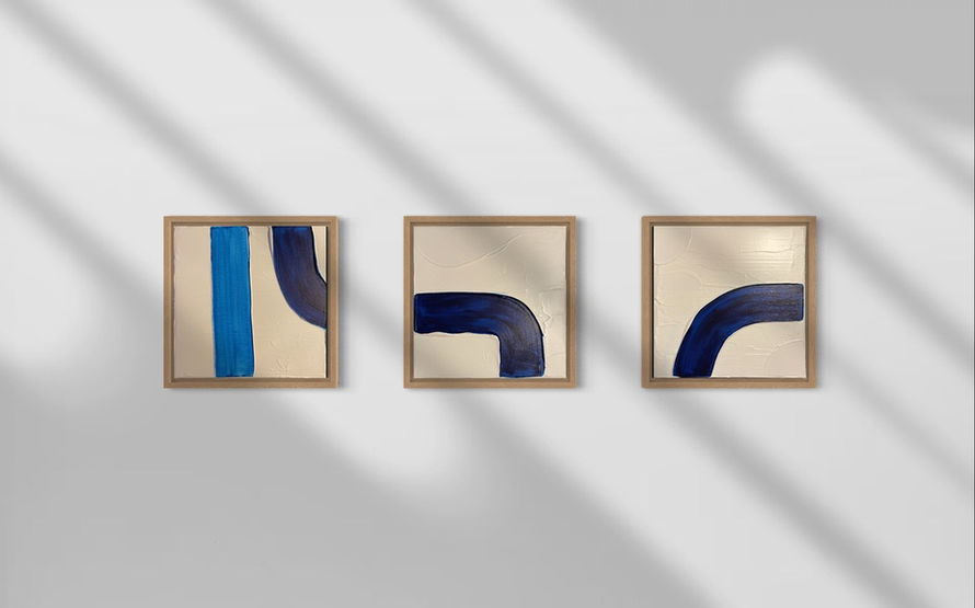 Triptychon quadratischer Bilder. Strukturierte Kunstwerke. Blau und beige.