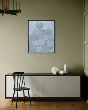 Abstraktes Bild über einem Sideboard. Das Bild hat Hexagone und ist in einem hellen blau gehalten.
