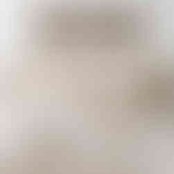 Neutrale Bilderkombination an der Rückwand hinter einem Bett