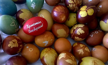 La coloration des œufs pour la fête de Pâques