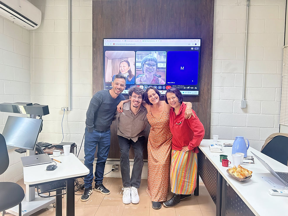 Integrantes da Banca Examinadora e o pesquisador. Remotamente (esq. para dir.): Profa. Dra. Michiko Okano e Profa. Dra. Alice Lumi Satomi. Presencialmente (esq. para dir.): Prof. Dr. Eduardo Okamoto (orientador), Rafael Mariano Garcia (pesquisador), Profa. Dra. Grácia Navarro e Dra. Ângela Nagai. Foto: Leonardo Thim.