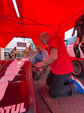 Henry und Enrico 2023 Brünn beim Fahrwerkeinstellen