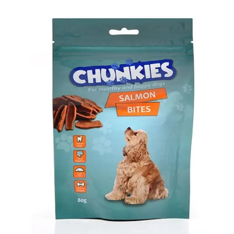 צ'אנקיז סלמון ביס עם כלב חמוד וטעים. צ'אנקיז סושי עוף וסלמון 80 גרם Chunkies VetAmin Shop