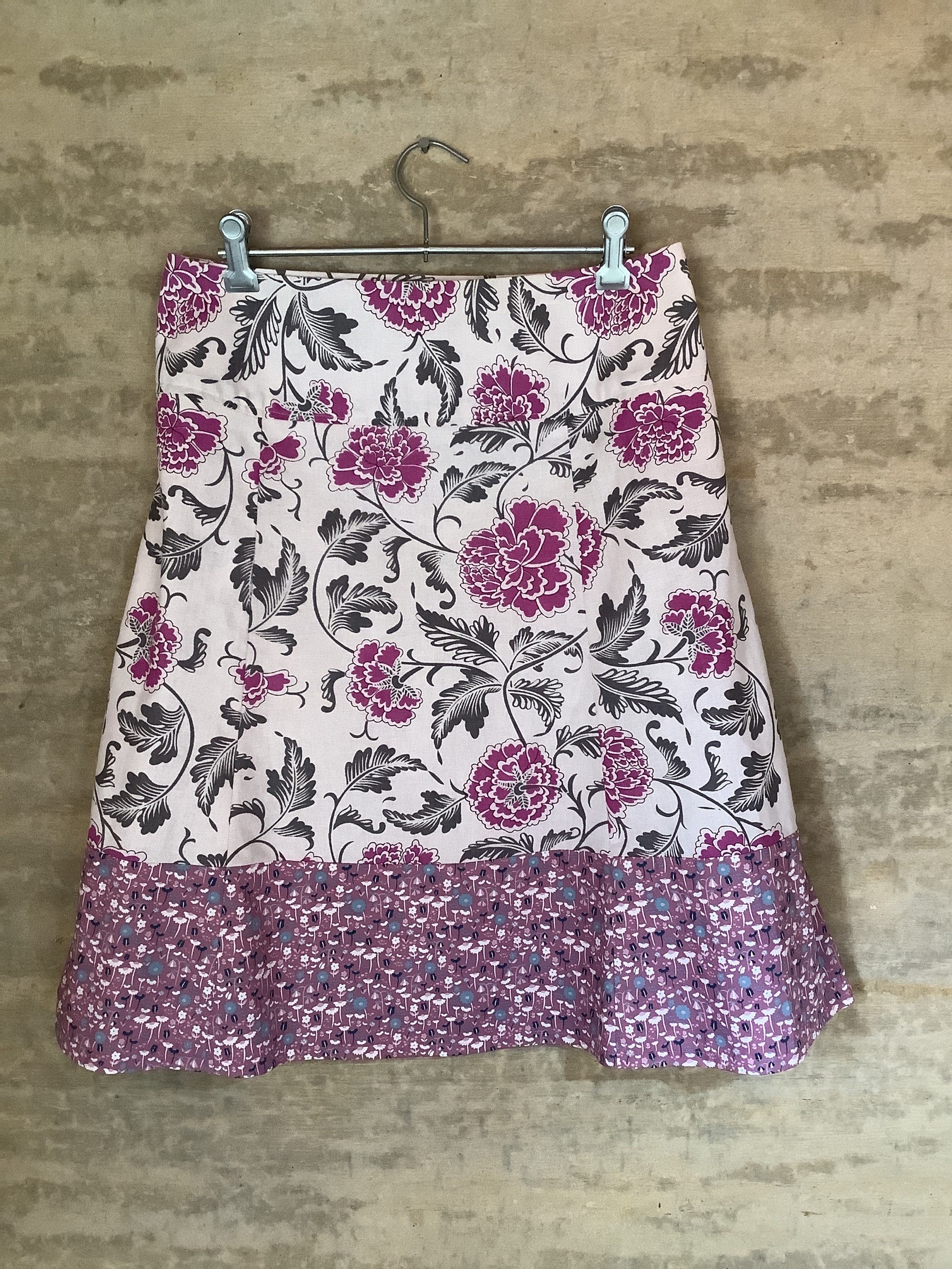 Bonny  Big and little mauve flowers