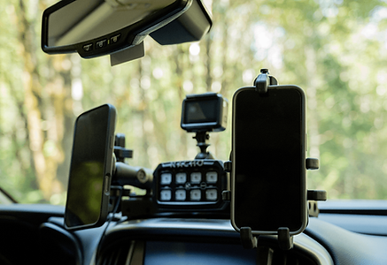 quick_grip-finger_grip-iPhone-truck-close_up-rammounts