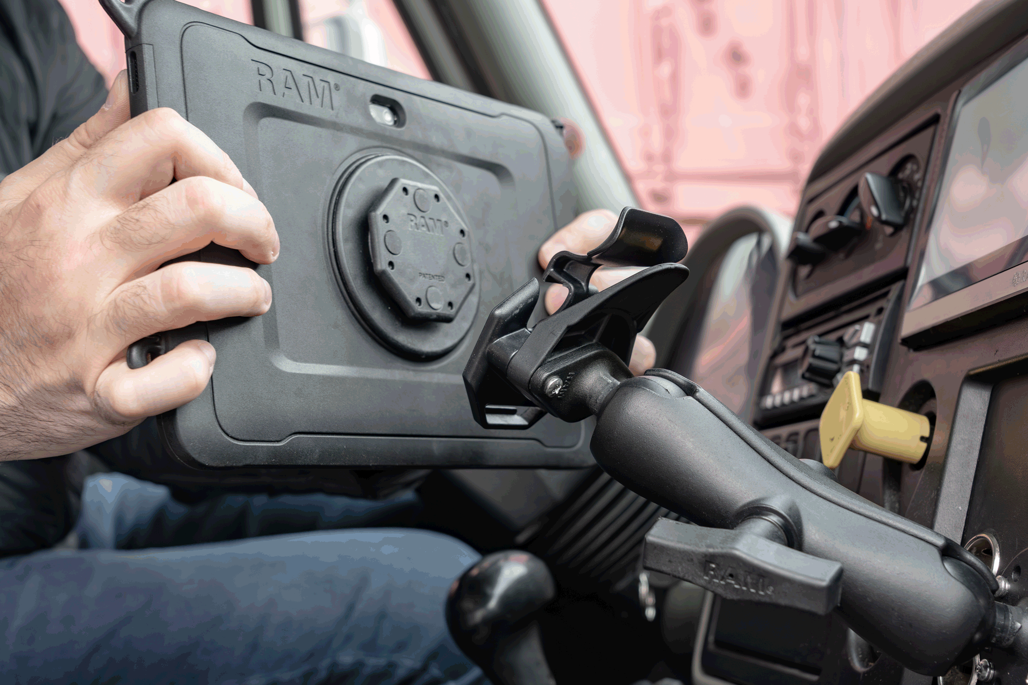 semi-truck-RAM-Skin-uni-conn-adapter-OT3-rammounts