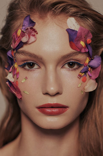 STUDIO9396 攝影師江俊泰策劃場景並建構視覺張力，從道具製作、空間設計到光影塑造一手策劃。捕捉柔美與力量兼具的時尚風格視覺的女裝造型形象攝影作品。。